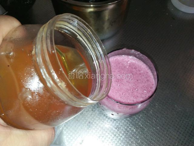 倒入杯中，加适量蜂蜜，拌匀