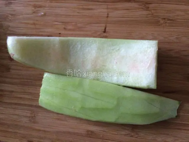 将西瓜皮切小片，用刨子刨去绿绿的外皮，用刀将红瓤切除，洗净沥干
