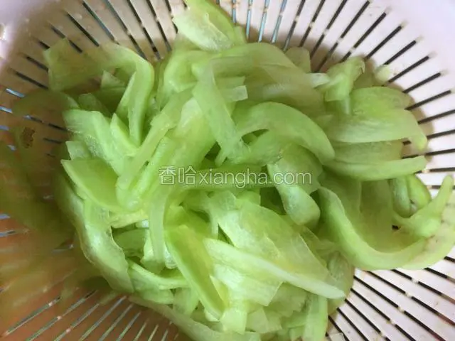 将腌制好的西瓜皮放入漏筛中，用水冲洗干净，沥干备用