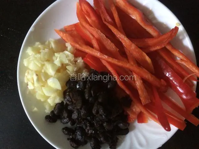 将红辣椒切丝，大蒜籽切碎，豆豉洗净备用