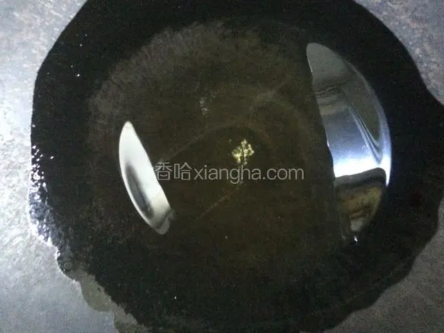 将锅洗净烧干，倒入适量的食用油