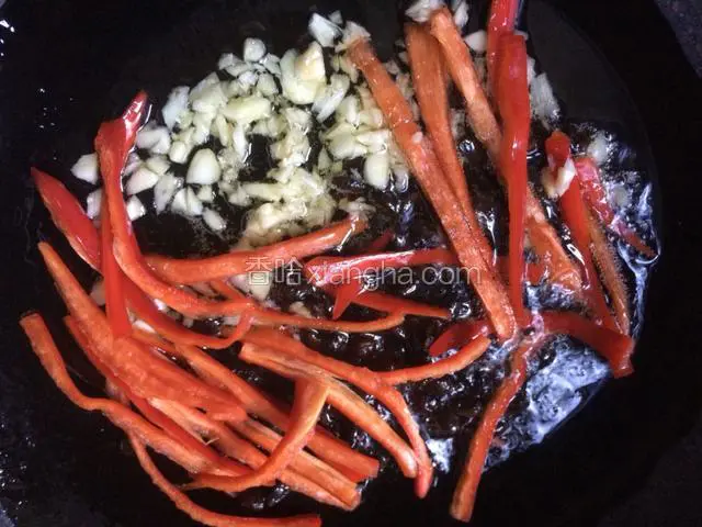 将蒜蓉，辣椒和豆豉倒入锅中，小火翻炒片刻
