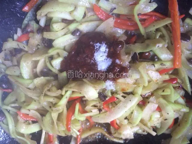 尝一下瓜皮的咸淡，根据咸淡加入适当的盐和黄豆酱，翻炒均匀入味即可
