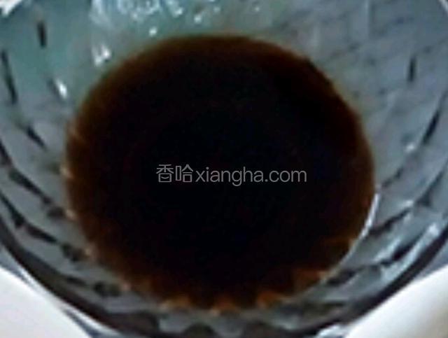 准备调料，麻油，耗油，糖，醋，生抽，拌匀，这里不需要放盐，因为煮面条的水是盐水，肉酱也是咸的，肉酱里有辣味，所以也没放辣油