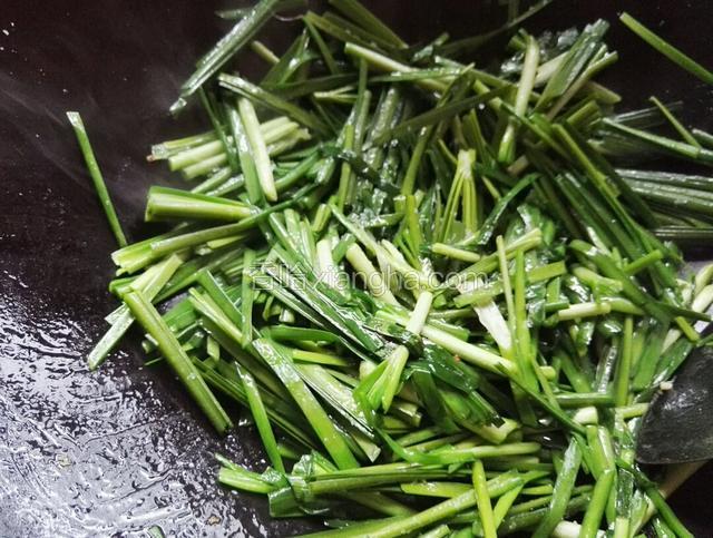 净锅开中小火放适量油下入韭菜翻炒