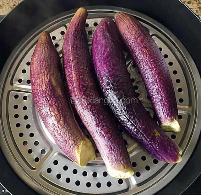 准备好茄子洗净，入了蒸熟，可以蒸前撕成条状或切成条状蒸，我是直接放入锅中蒸的，蒸好在撕我感觉好