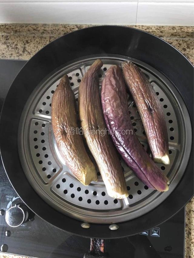 茄子蒸好准备出锅，蒸的时候大约6-7分钟左右，按照茄子大小不同而定