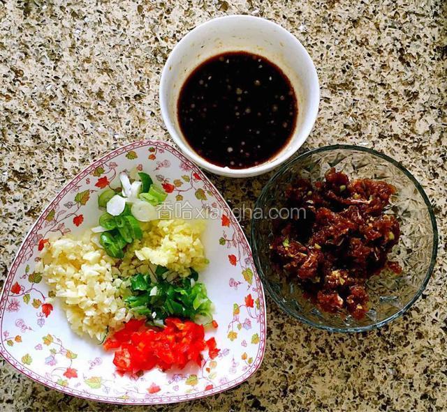 蒸茄子的调味料备用