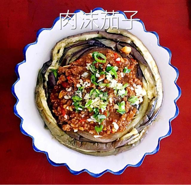煸炒好的酱汁淋在茄子上即可