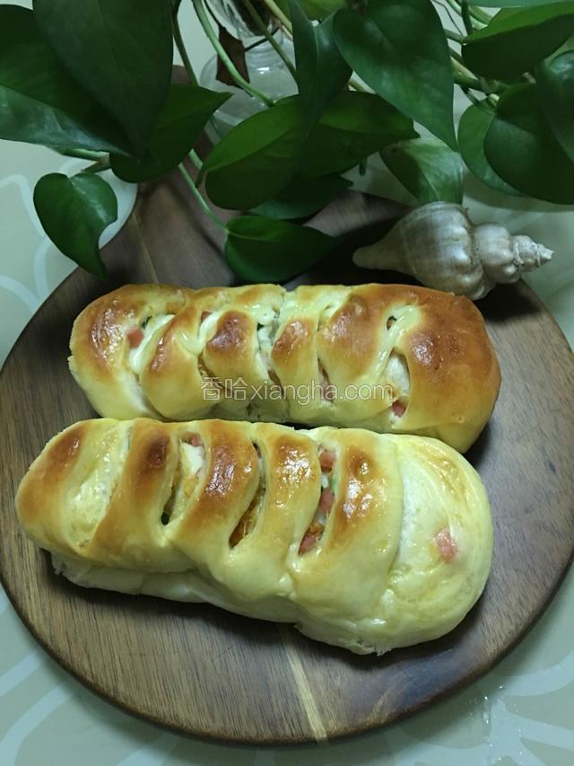 䓤花香肠肉松包