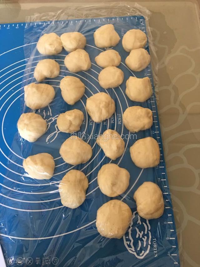 把面发好后，分一小个，再放10分钟，