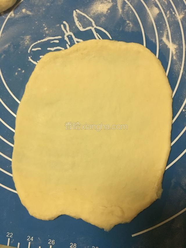 把面擀成薄片