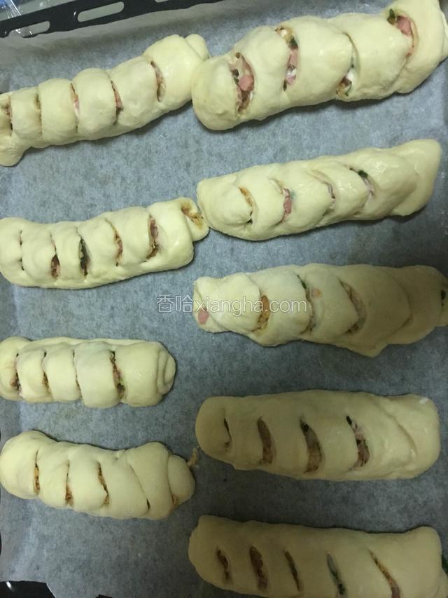 卷好后，再用剪刀，剪个小口，