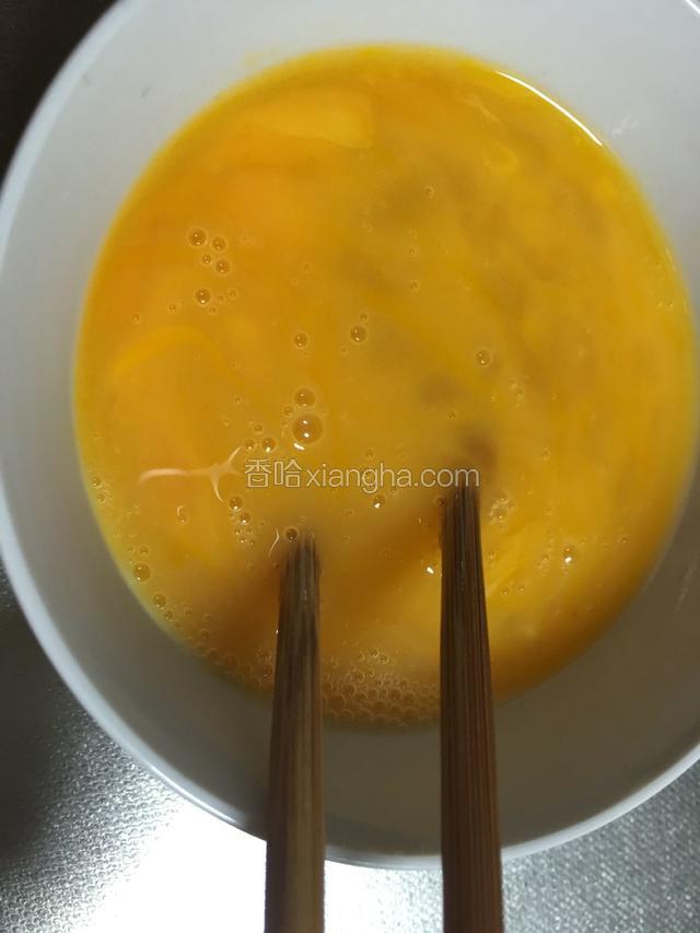 加入适量盐打成蛋液；
