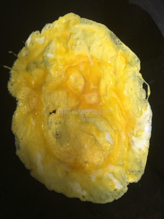 蛋液倒入锅中；