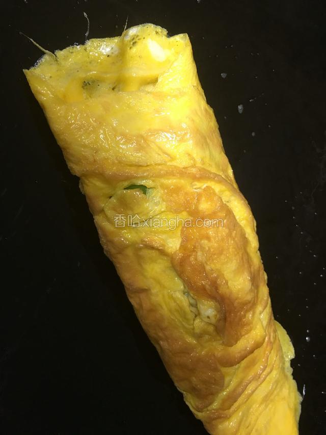 用铲子慢慢卷起来；