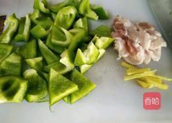 五花肉炒青椒的做法图解1