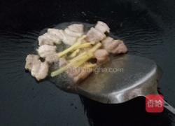 五花肉炒青椒的做法图解3