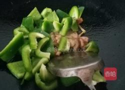 五花肉炒青椒的做法图解4