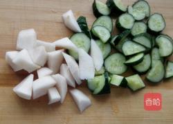 蜂蜜黄瓜雪梨汁的做法图解2