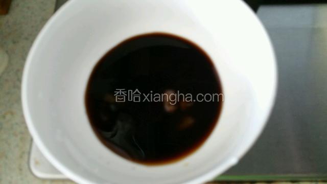 碗中加入少许盐，1勺糖，1勺香醋，半勺蚝油，半勺生抽，料酒调匀