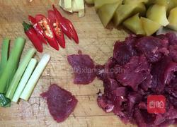 牛肉榨菜的做法图解2