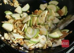 鸡蛋炒西葫芦的做法图解3