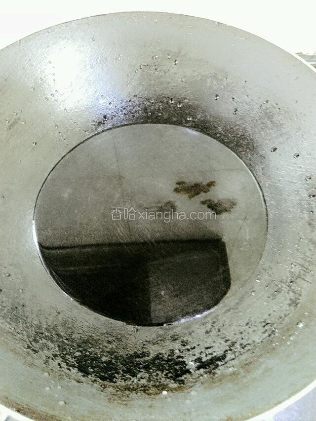 锅中加水，把水煮开