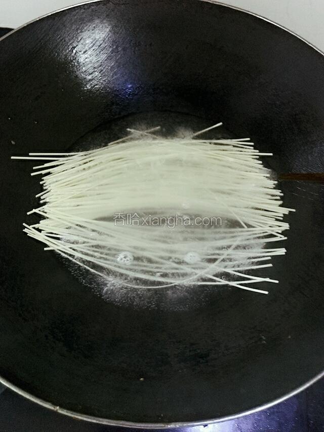 水开后，放入面条