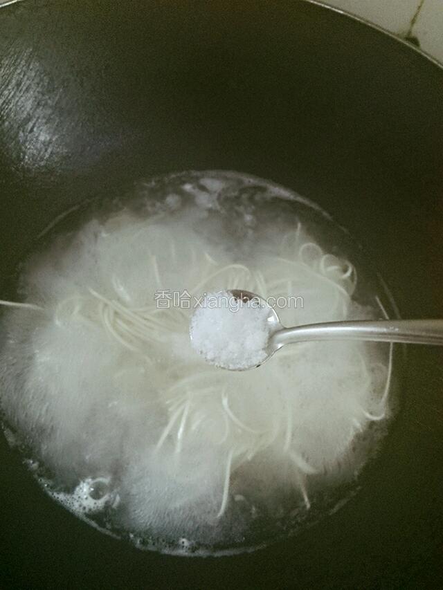 放入一勺盐