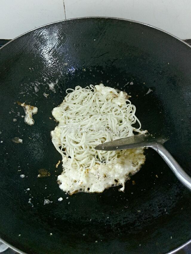 放入面条炒匀