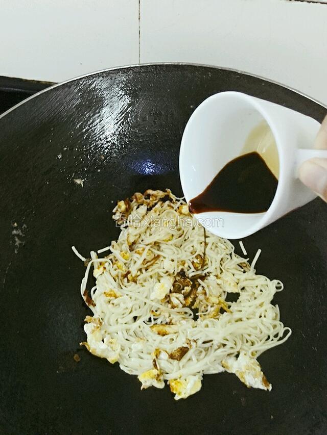 倒入酱油继续炒匀