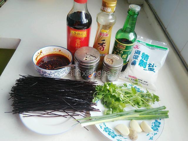 材料全家福：生抽、香油、陈醋、盐、油辣子、味精、花椒粉、蕨根粉、香菜、葱姜蒜。