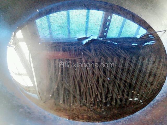 蕨根粉放入锅中，加入适量水，开火煮一分钟，水沸腾即可。