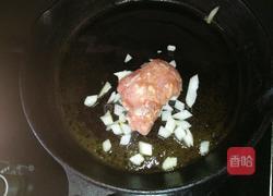 香辣猪肉香菇拌面的做法图解4