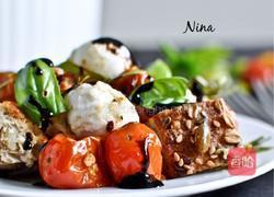 烤面包粒佐圣女果色拉的做法图解7