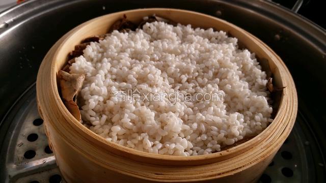 荷叶铺上泡好的糯米。