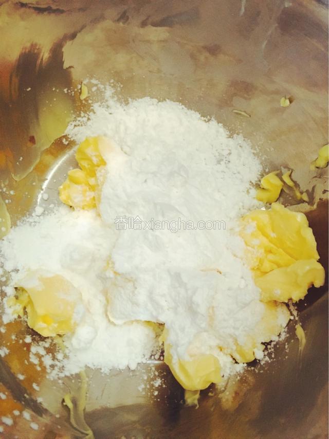 黄油软化后加入糖粉搅拌均匀