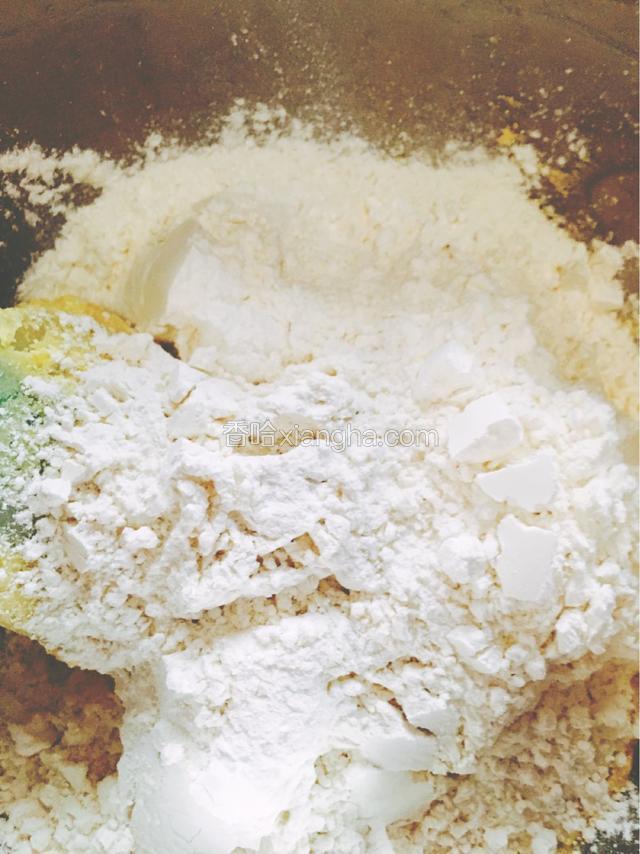 加入低粉搅拌均匀
