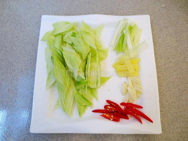 煮肉的同时将葱姜蒜小米椒切成丝，芥兰梗去皮，切成片。