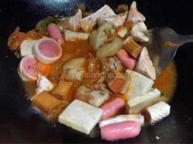 倒入鱼丸，虾饺煮熟（放入拉面就可以食用了）