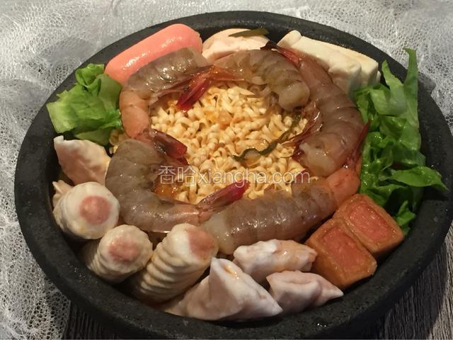 把煮好的菜摆一下，最后放入拉面，边吃边煮