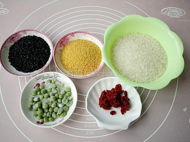 准备食材，大米，黑米，小米，枸杞子，青豌豆称重备用。