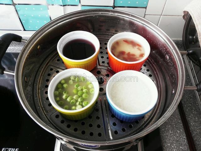 蒸锅加入适量水，开锅后分别把四杯米饭放入蒸屉上，盖上盖，旺火蒸25-30分钟。