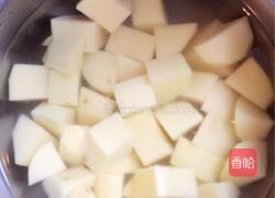 土豆炖肉的做法图解1