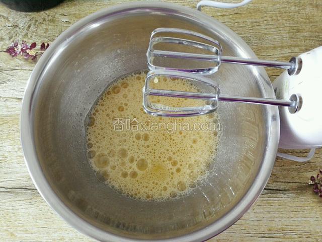 先用电动打蛋器中速打发大泡泡状。