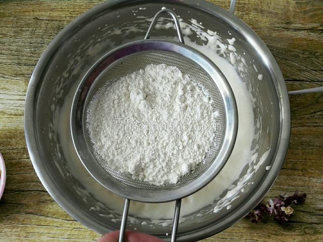 然后过筛低筋面粉和泡打粉。