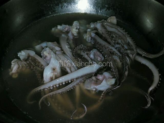 汤锅煮半锅水烧开放鱿鱼须入锅绰水(不能太久一两分钟即可)