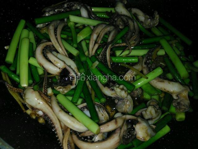 翻炒均匀，蒜苔变色即可