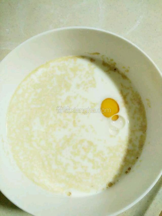 先把牛奶隔水温热一下，然后把蜂蜜、鸡蛋、酵母倒入，拌匀。